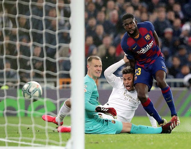 Ter Stegen looks on as Mariano Diaz's shot goes in